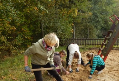 1.B a společně s 1.A uklidí park před školou